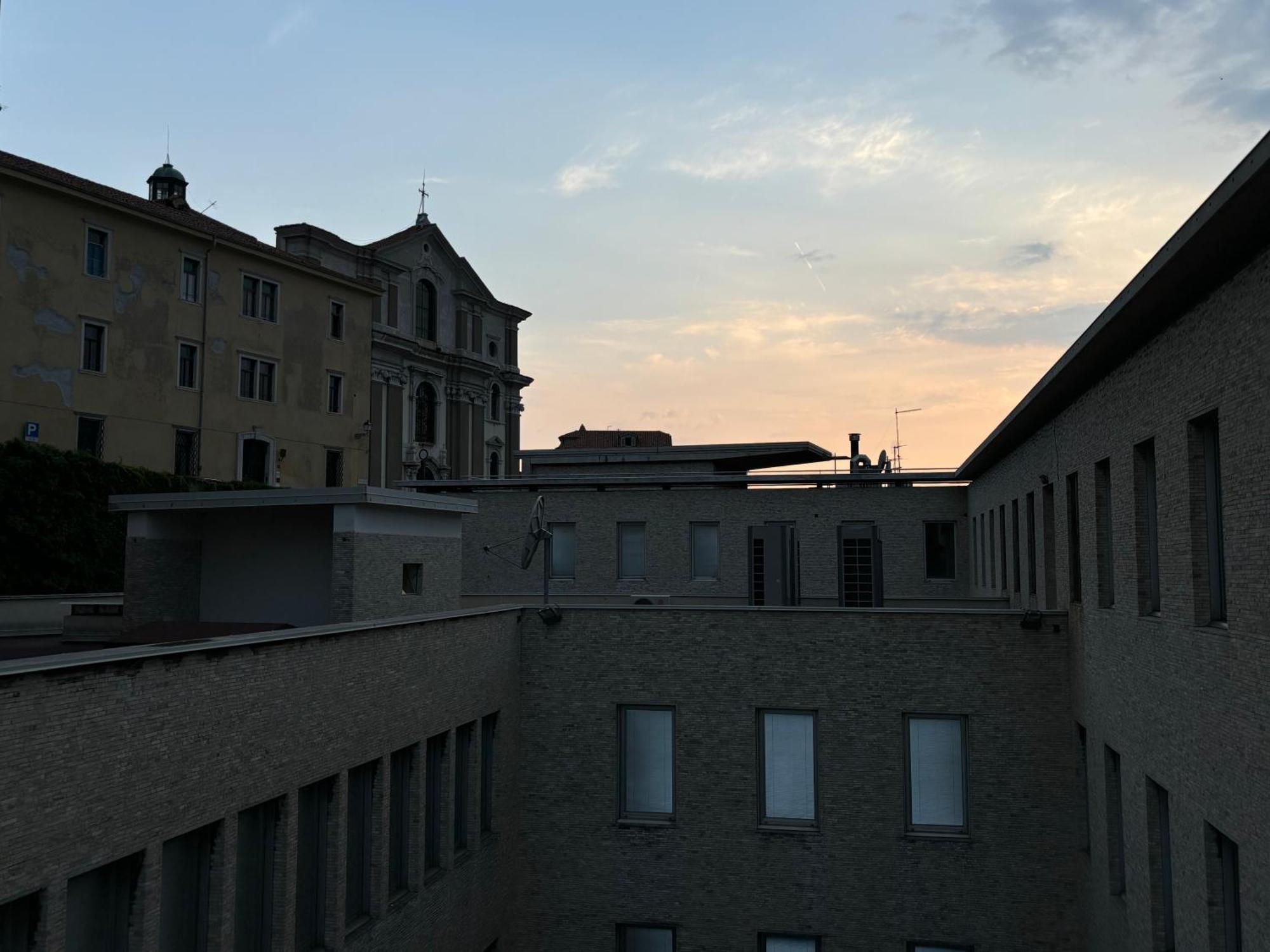 Teatro Romano Suites Триест Екстериор снимка
